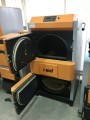 Kocioł zgazowujący drewno SIGMA 30kW 5 klasy. Widok frontowy, otwarte drzwiczki załadowcze.