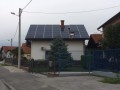 Panel fotowoltaiczny Trinasolar TSM-285PE06H polikrystaliczny na dachu domu.