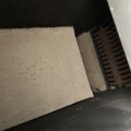 Szczegół komory spalania kotła DS Uni 18 kW: płyta ceramiczna i żeliwne palenisko.