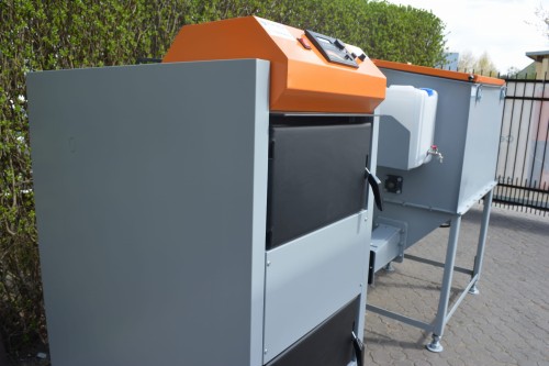 Kocioł Ecoline Bio na zrębki, wióry, zrzyny i trociny dla stolarni. Widok z boku.