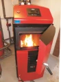 Kocioł c.o. 30kW na drewno, brykiet i szczapę, z paleniskiem i otwartą klapą załadunkową.