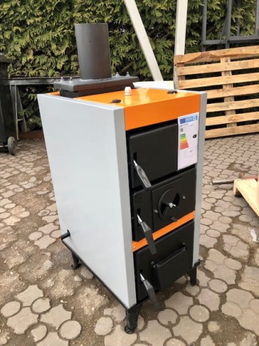 Piec CO na paliwa stałe Ultima 8kW z 200l buforem. Widok z boku.