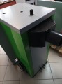 Kocioł grzewczy KGP Grizzly II 10 kW - widok z boku, zielony korpus, szary panel sterowania.