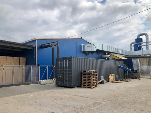 Kotłownia kontenerowa 400-500 kW: widok zewnętrzny kontenera i przyległych instalacji.