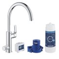 Bateria kuchenna Grohe Blue Pure: wysoka, chromowana, z filtrem węglowym i jednostką sterującą.