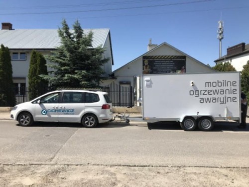 Przyczepa grzewcza 150 kW na olej grzewczy - zdjęcie pokazuje przyczepę holowaną przez samochód osobowy.