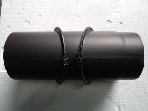 Czarne kolano podłączeniowe do komina, do kotłów na paliwa stałe. Zastosowane opaski zaciskowe.