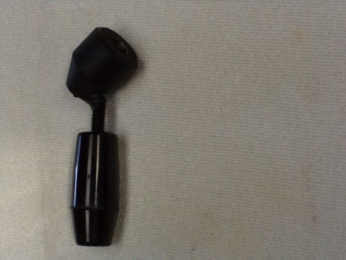 Czarny docisk drzwiczek do kotła na paliwa stałe.