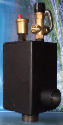 Wężownica schładzająca WZS-2 do kotłów do 25 kW. Czarna skrzynka z mosiężnymi i czarnymi elementami.