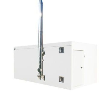 Biała kotłownia kontenerowa na olej opałowy z widocznym kominem.